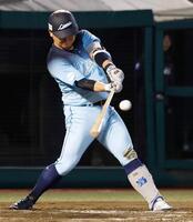 ８回、古賀悠が右翼線に先制の２点二塁打を放つ