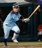 ８回、古賀悠が右翼線に先制の２点二塁打を放つ