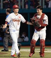 ５回、ピンチを切り抜け捕手太田とベンチに戻る早川。７回無失点と好投した