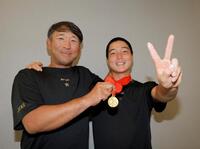 笑顔で写真に納まる智弁和歌山・中谷仁監督（左）と山田凜虎（撮影・西田忠信）
