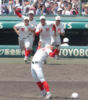 優勝を決め、マウンドで喜びを爆発させる智弁和歌山・久葉亮太（撮影・西田忠信）