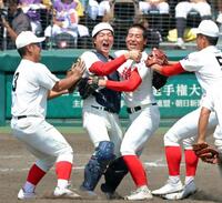 優勝を決めマウンドに駆け寄り歓喜する智弁和歌山・山田凜虎（中央左）ら智弁和歌山ナイン（撮影・立川洋一郎）