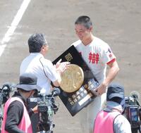 優勝盾を受け取る智弁和歌山・山田凜虎（撮影・西田忠信）