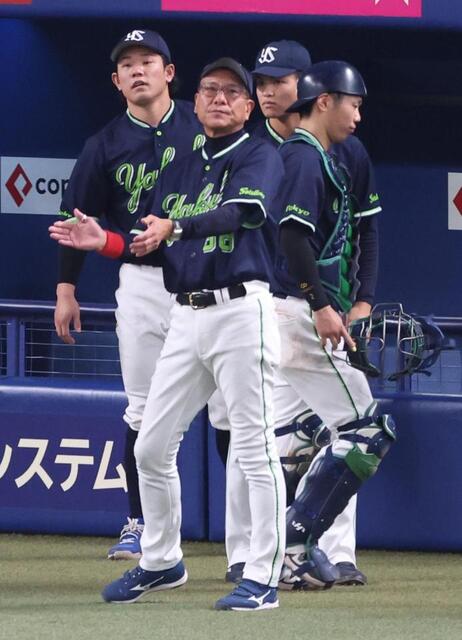 中日に敗れ、引き揚げる池山監督（手前）