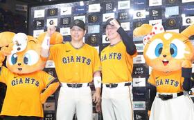 笑顔の大城（左）とハワード（撮影・佐々木彰尚）