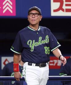 ８回表を終え、選手交代を告げる池山監督