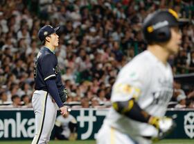 １回、近藤（手前）に先制ソロを浴びた高島