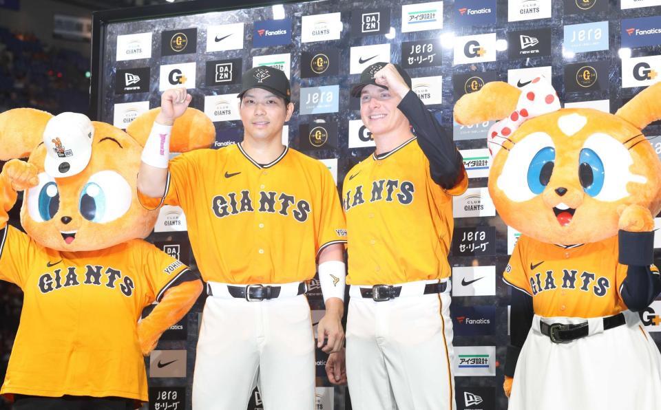 笑顔の大城（左）とハワード（撮影・佐々木彰尚）
