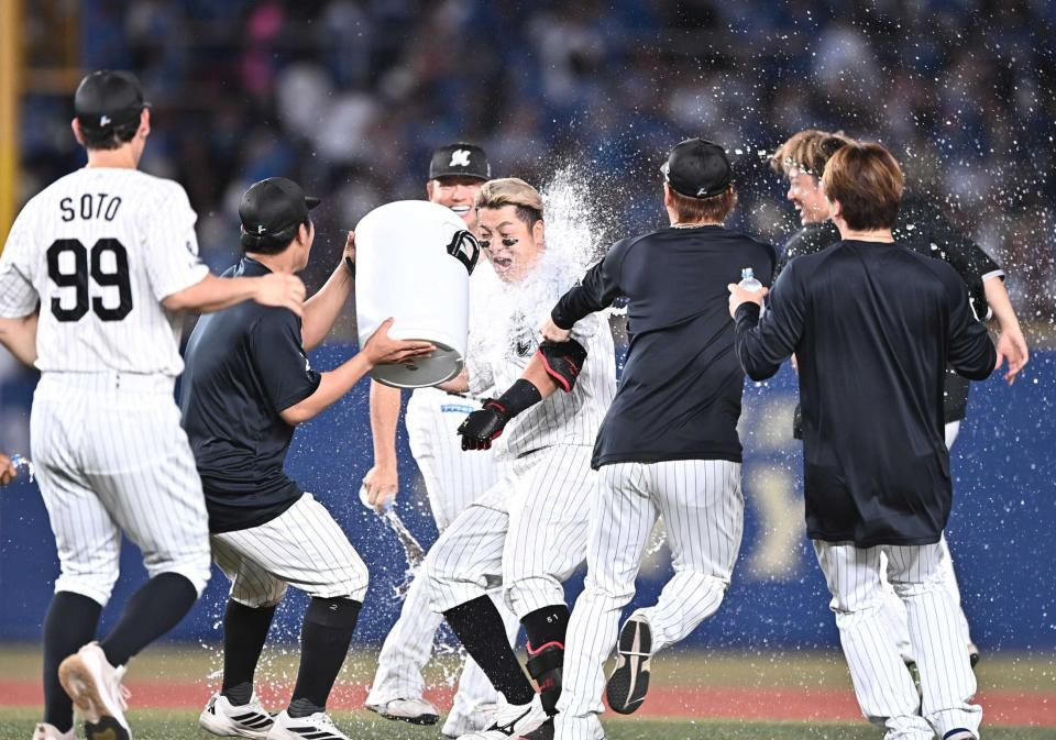 　１０回、サヨナラの中越え適時二塁打を放ちナインから手洗い祝福を受ける山口（中央）＝撮影・開出牧