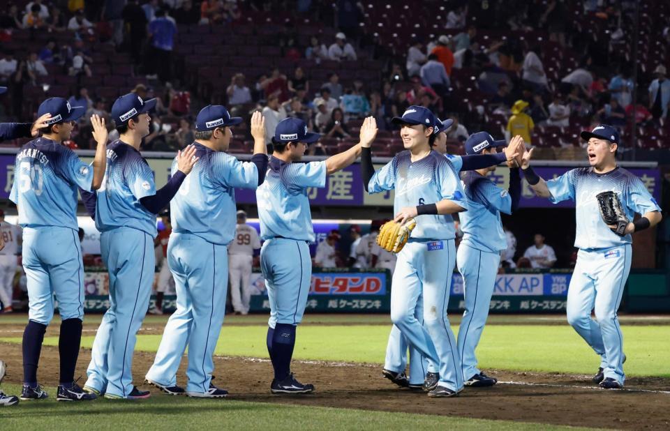 楽天に勝利し、タッチを交わす西武ナイン