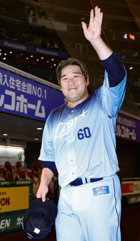 楽天に勝利し、ファンの声援に応える中村剛