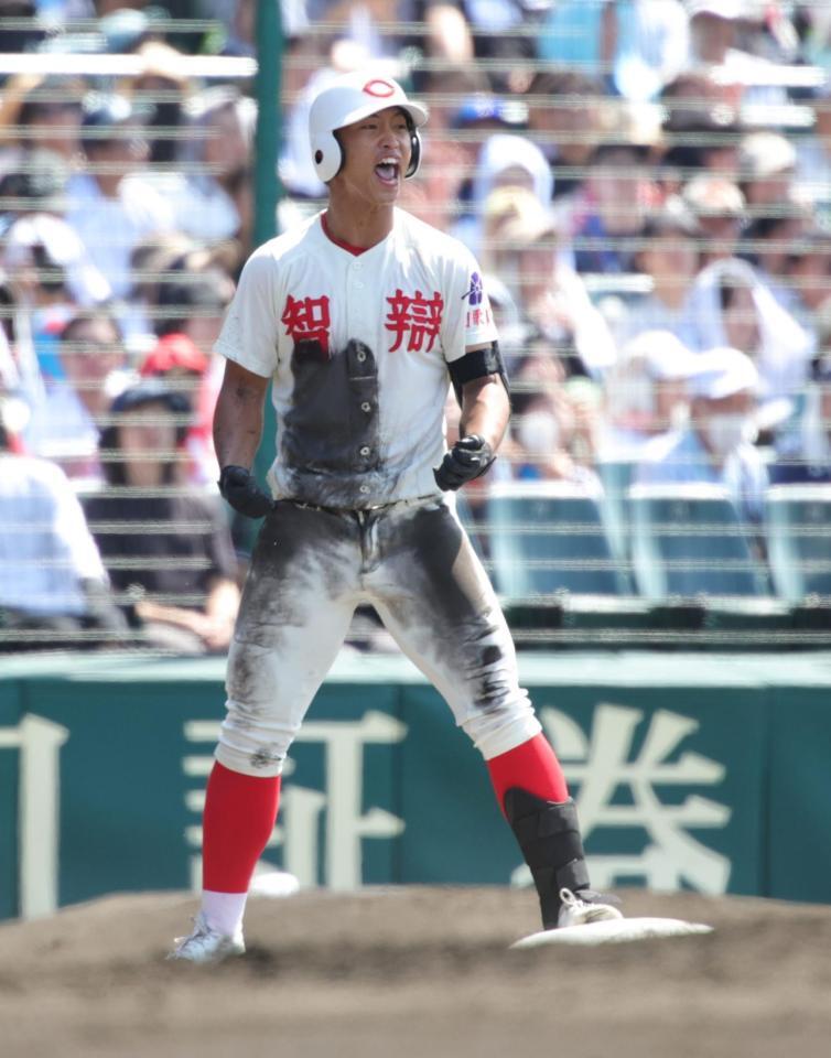 ２回、智弁和歌山・山下晃平は先制となる適時三塁打を放ち、気迫の表情を見せる（撮影・坂部計介）
