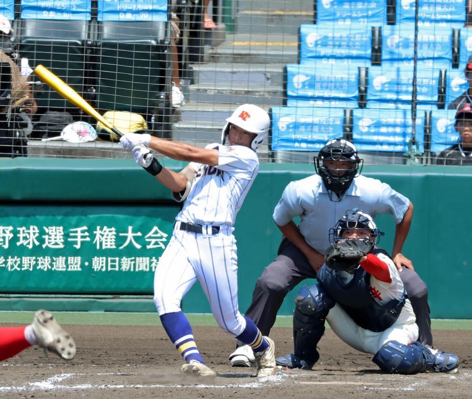 ８回、逆転２ランを放つ健大高崎・石田雄星（撮影・立川洋一郎）
