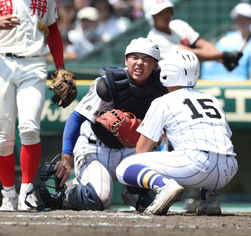 ８回、悶絶する健大高崎・大岩翔斗（撮影・中田匡峻）