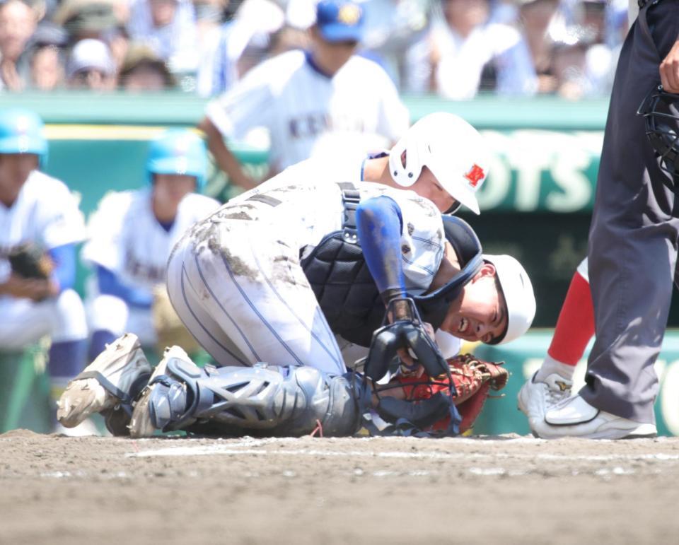 ８回、智弁和歌山・川原一将の打球が体に当たり、倒れ込む健大高崎・大岩翔斗（撮影・坂部計介）