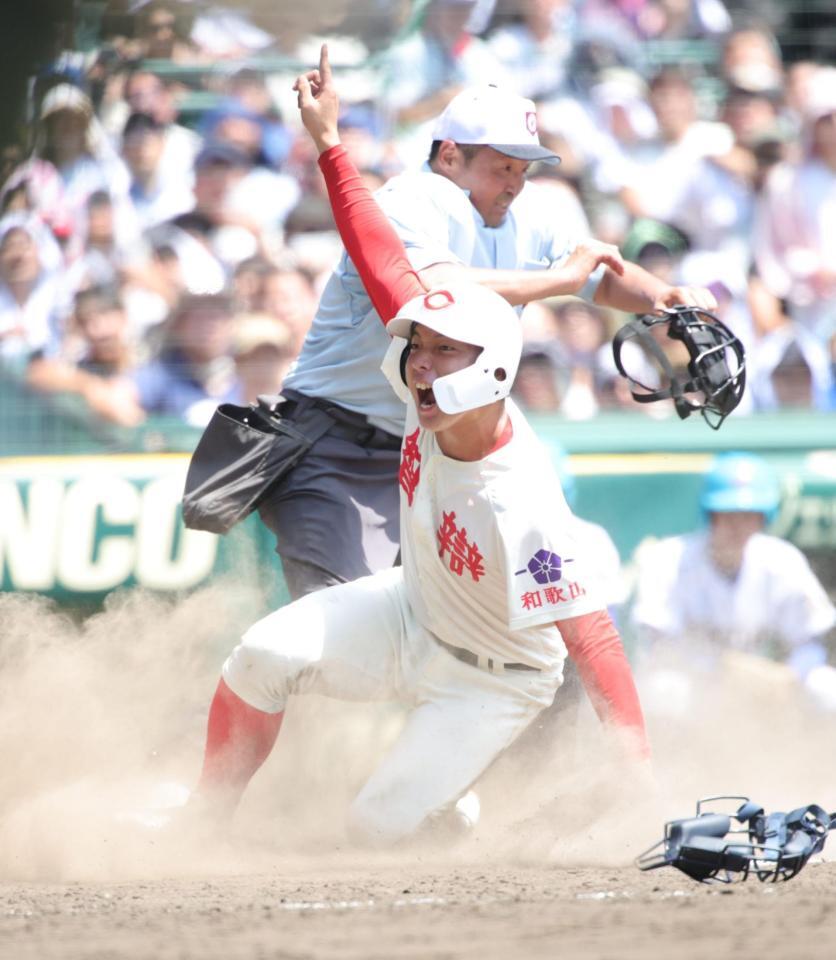 ８回、智弁和歌山・川原一将のスクイズで智弁和歌山・山田凜虎が生還する（撮影・坂部計介）