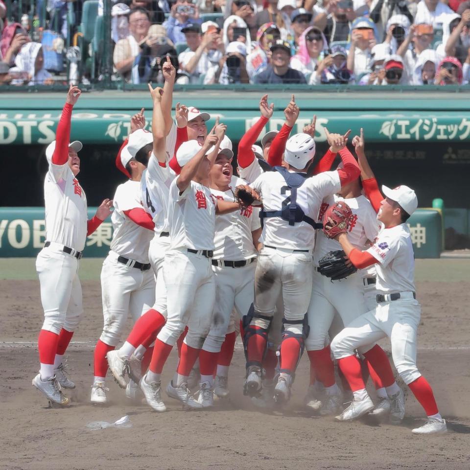 優勝を決め、マウンドで歓喜する智弁和歌山ナイン（撮影・西田忠信）