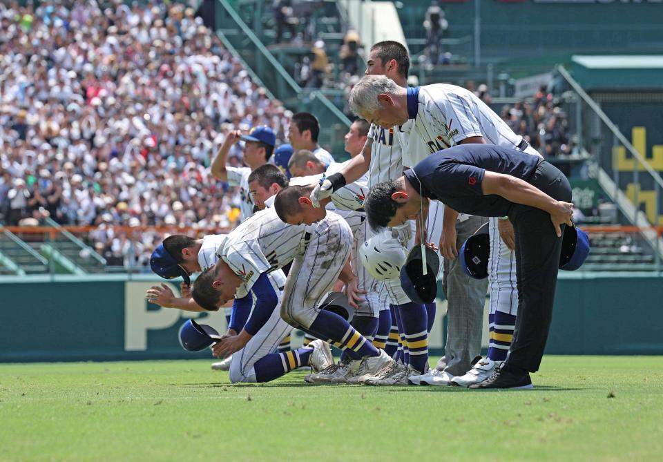 智弁和歌山に敗れ、涙を流す健大高崎ナイン（撮影・中田匡峻）