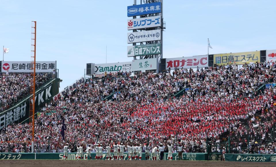 優勝を決めた智弁和歌山ナインに大歓声を送る応援団＝甲子園（撮影・中田匡峻）