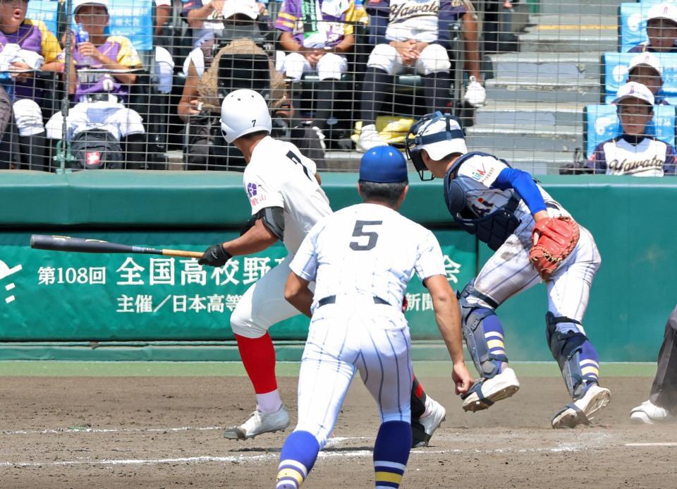 ８回、智弁和歌山・山下晃平（左）が空振り三振になるも暴投となって智弁和歌山が勝ち越す（撮影・立川洋一郎）