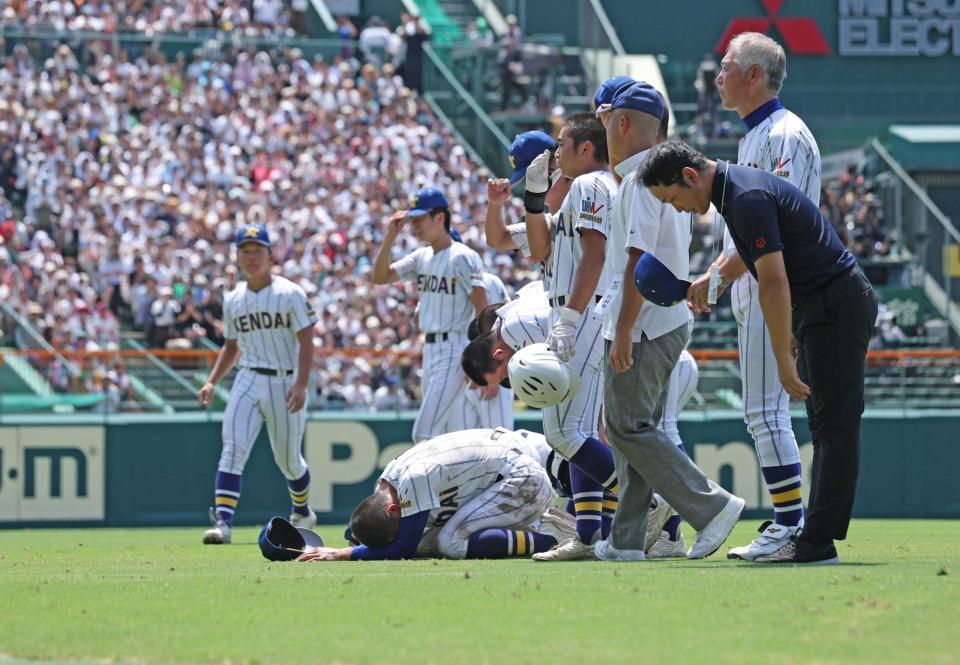 智弁和歌山に敗れ、涙を流す健大高崎ナイン（撮影・中田匡峻）