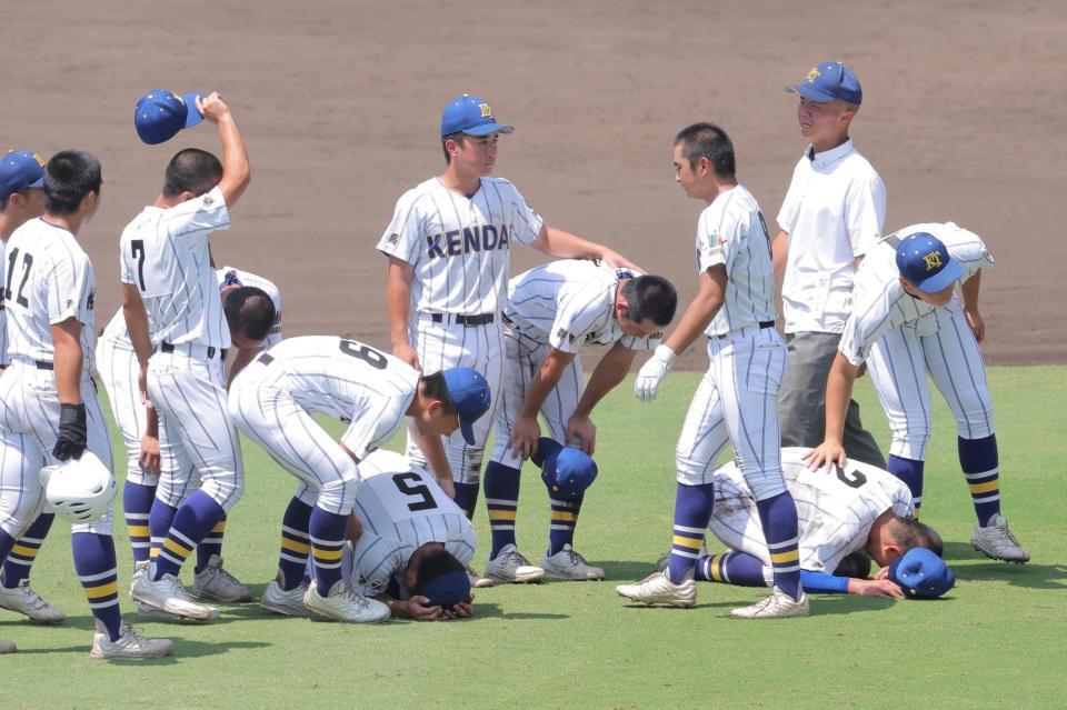 決勝で敗れ、スタンドへの挨拶を終えた健大高崎の選手たち（撮影・西田忠信）