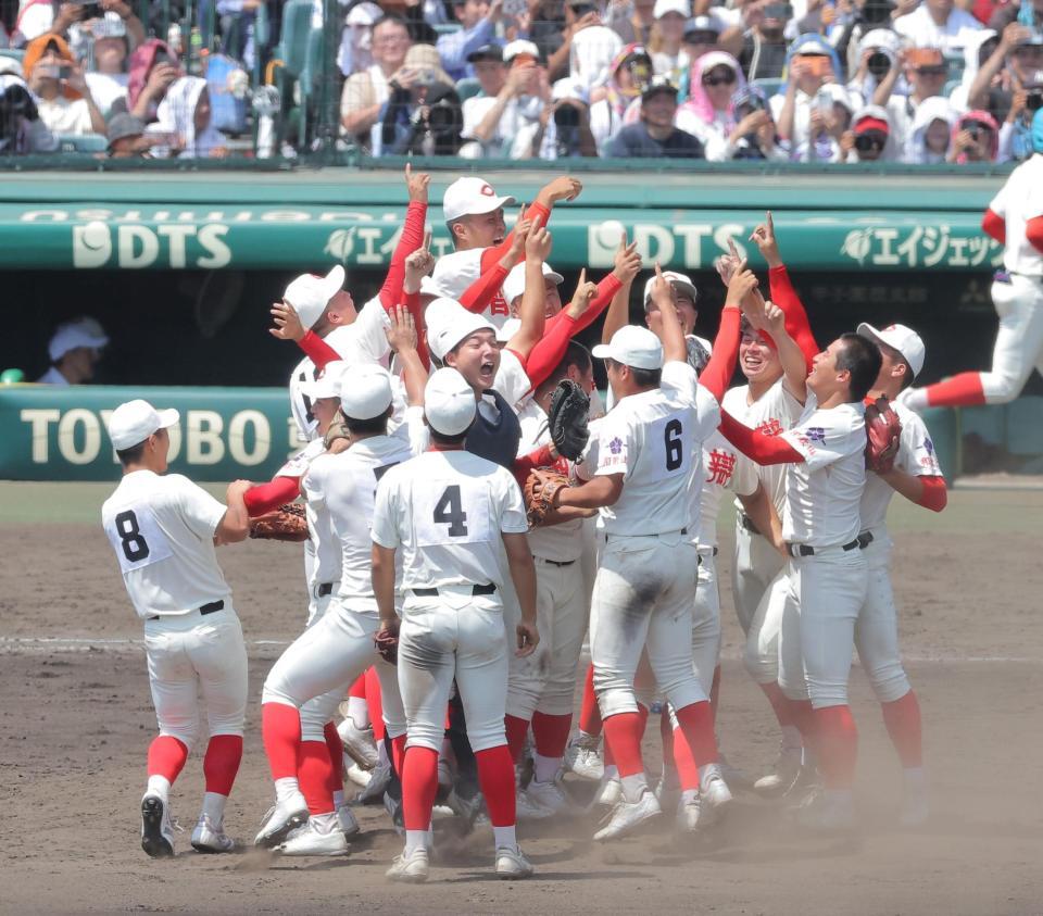 優勝を決め歓喜する智弁和歌山ナイン（撮影・西田忠信）