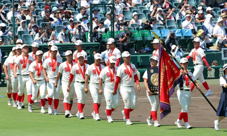 優勝旗を先頭に場内を回る智弁和歌山ナイン（撮影・立川洋一郎）