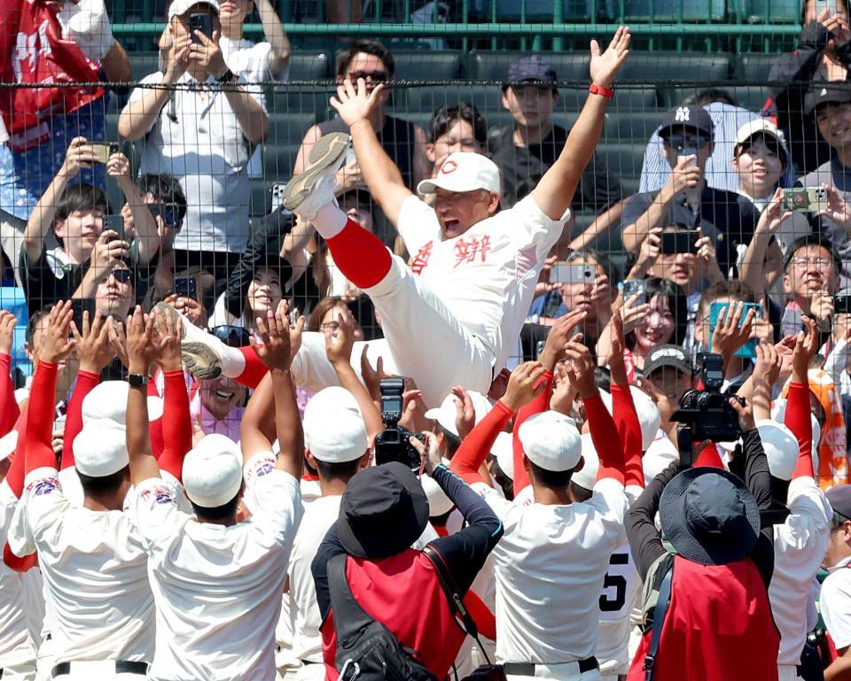 ナインに胴上げされて宙を舞う智弁和歌山・中谷仁監督（撮影・立川洋一郎）