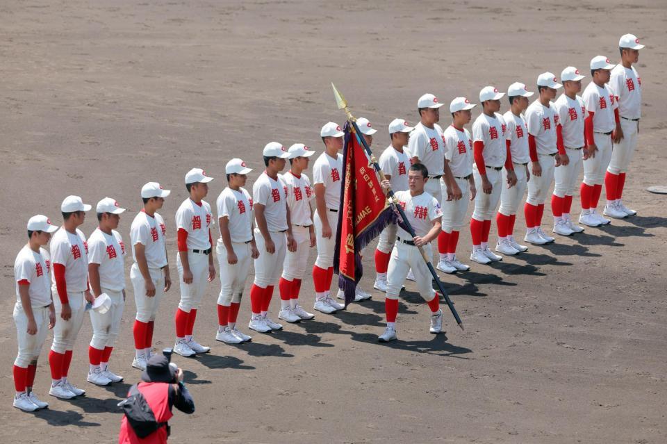優勝旗を手に歩く智弁和歌山の松本主将とナイン