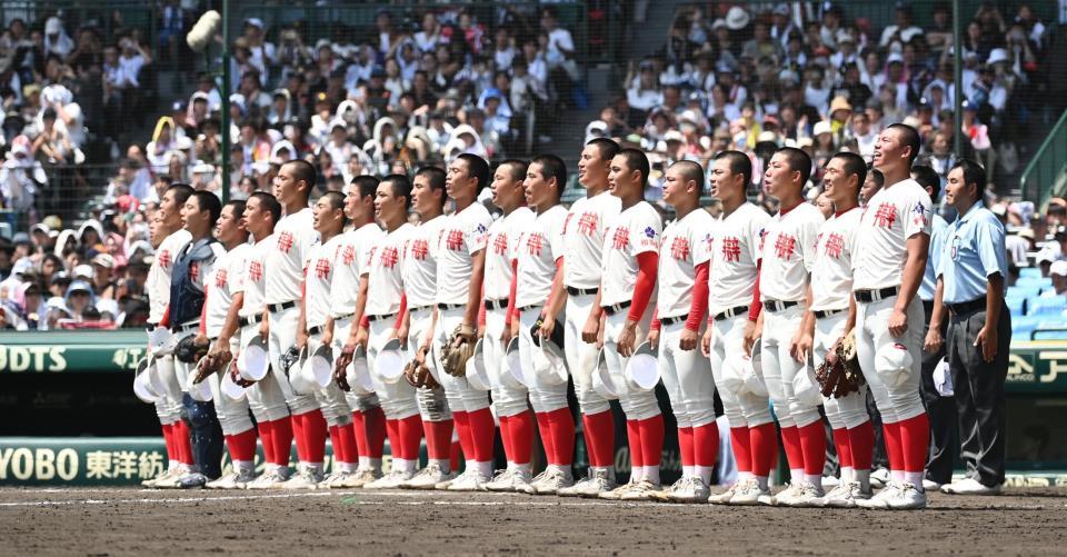 優勝し、校歌を歌う智弁和歌山ナイン