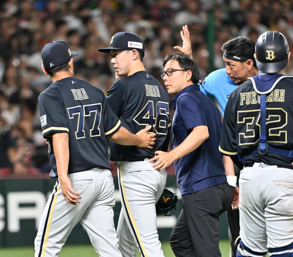 ７回、牧原大の投手強襲の打球を受け、ベンチに下がる本田（左から２人目）