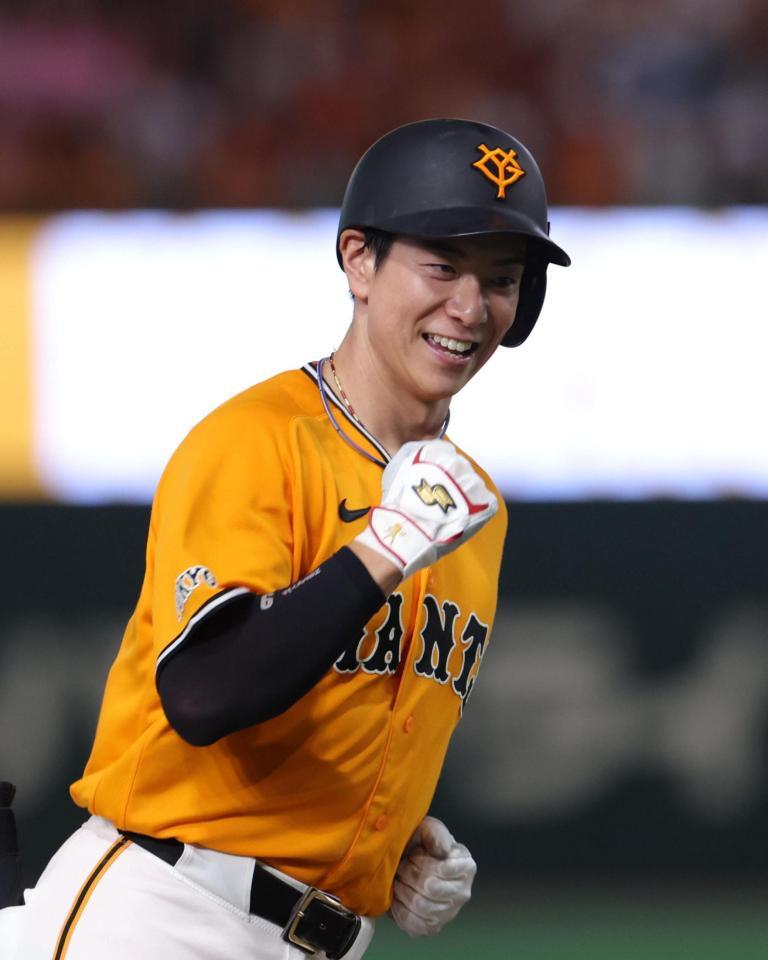 ４回、２ランを放ち、笑顔を見せる松本（撮影・佐々木彰尚）