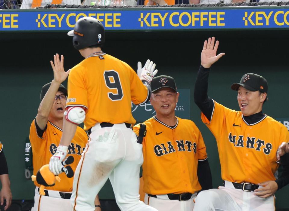 ４回、松本の２ランに喜ぶ橋上監督代行（中央）＝撮影・佐々木彰尚