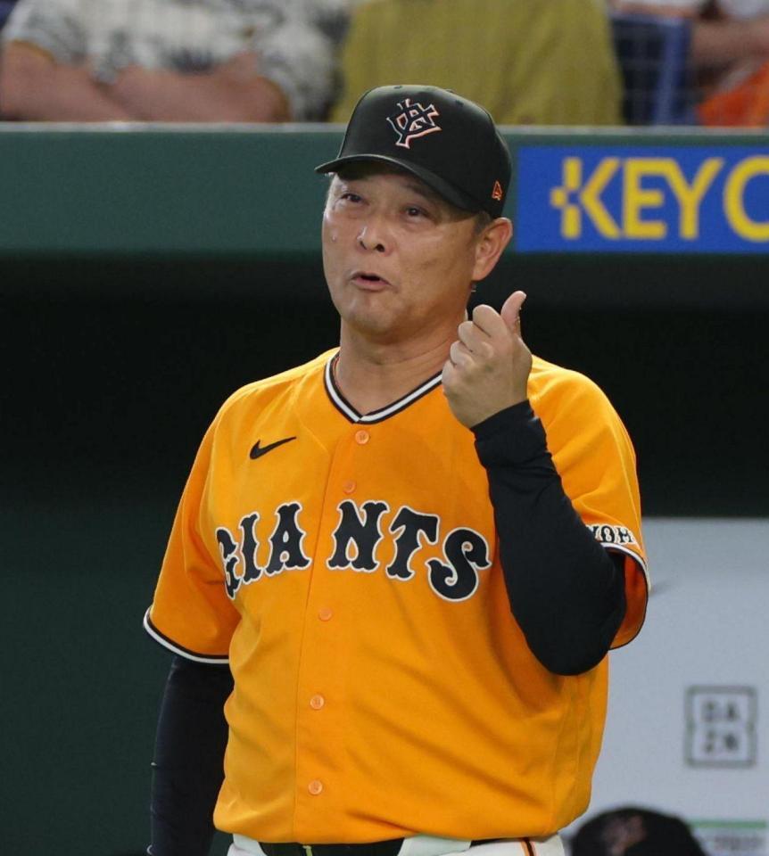 １回、一塁走者・浦田のアウト判定で審判に詰め寄る橋上監督代行（撮影・佐々木彰尚）