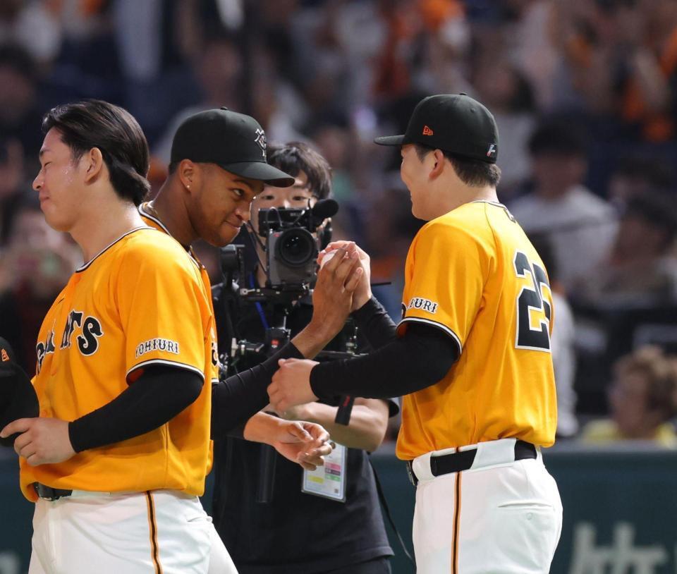 マルティネスからウイニングボールを受け取る代木（撮影・佐々木彰尚）