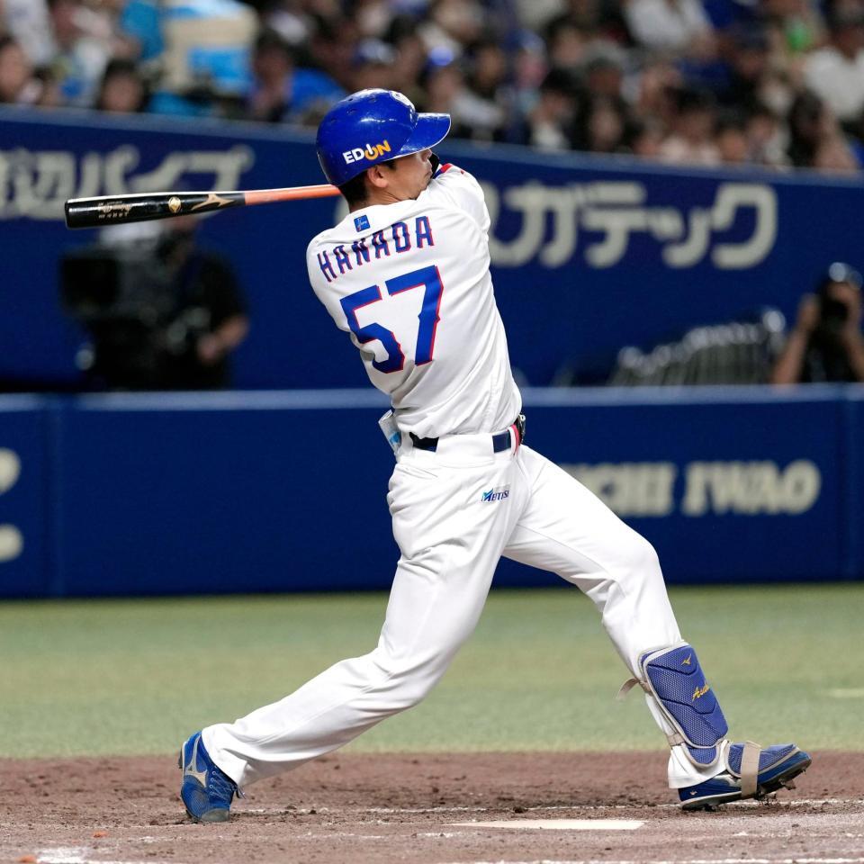 ５回、花田が左越えに本塁打を放つ