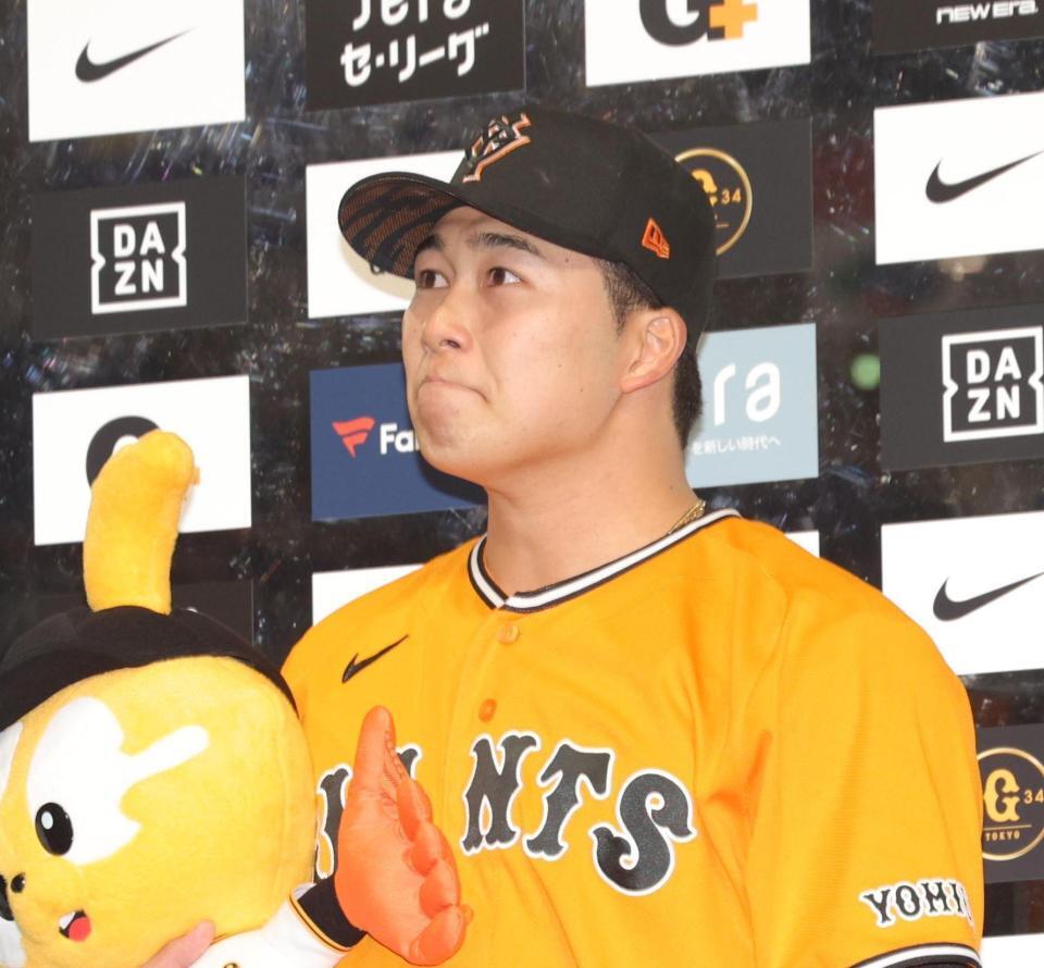 インタビューで涙ぐむ代木（撮影・佐々木彰尚）
