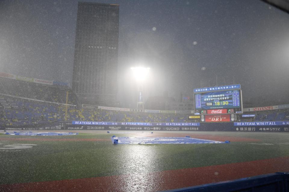 降雨の為に試合時間が変更になる横浜スタジアム（撮影・堀内翔）