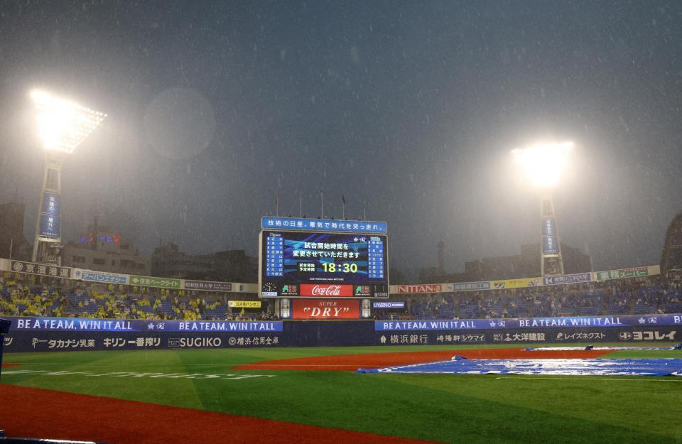 雨脚が強まり、試合開始時間は１８時３０分とアナウンスされた（撮影・山口登）