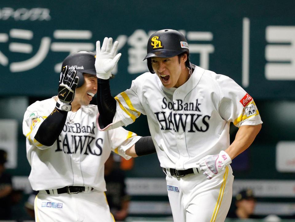 ５回、３ランを放ち近藤（左）とタッチを交わす柳田