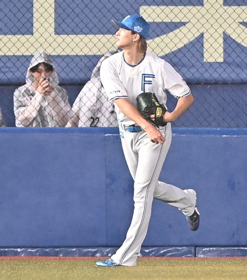 悪天候で試合開始が遅れる中、外野でキャッチボールする達（撮影・開出牧）