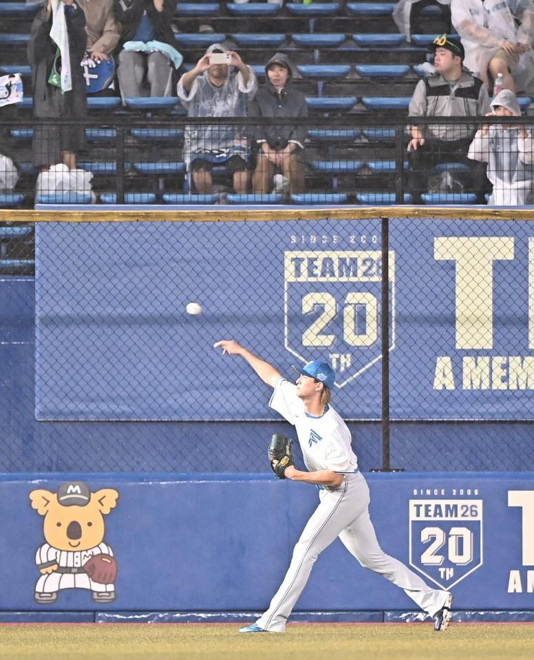 悪天候で試合開始が遅れる中、外野でキャッチボールする達（撮影・開出牧）