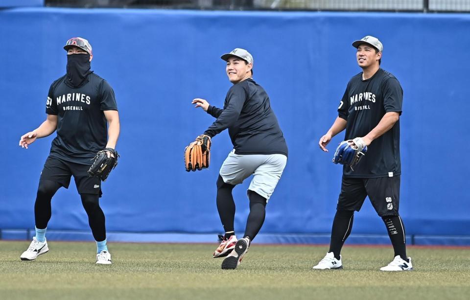試合前、ノックを受ける西川（中央）。左は山本、右は愛斗（撮影・開出牧）