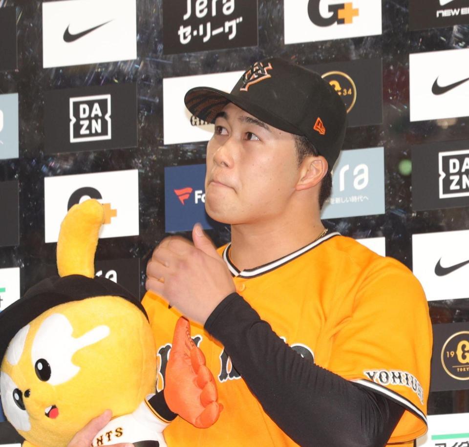 インタビューで涙ぐむ代木（撮影・佐々木彰尚）