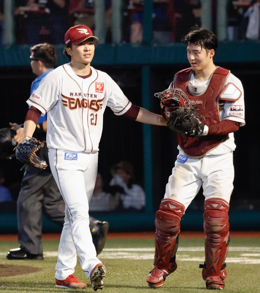 ５回、ピンチを切り抜け捕手太田とベンチに戻る早川。７回無失点と好投した