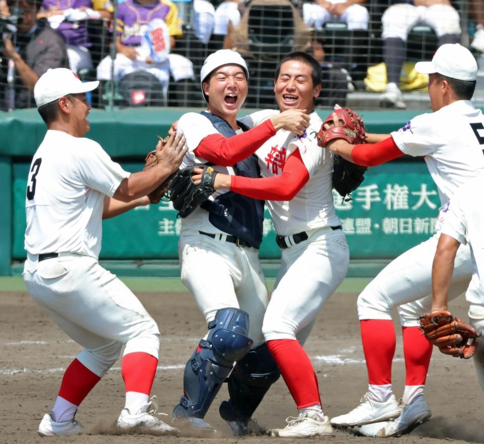優勝を決めマウンドに駆け寄り歓喜する智弁和歌山・山田凜虎（中央左）ら智弁和歌山ナイン（撮影・立川洋一郎）