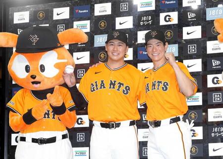 　プロ初勝利のウイニングボールを手に松本（右）と笑顔を見せる代木（撮影・佐々木彰尚）