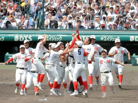 　５年ぶり４度目の優勝を果たし、歓喜する智弁和歌山ナイン（撮影・西田忠信）
