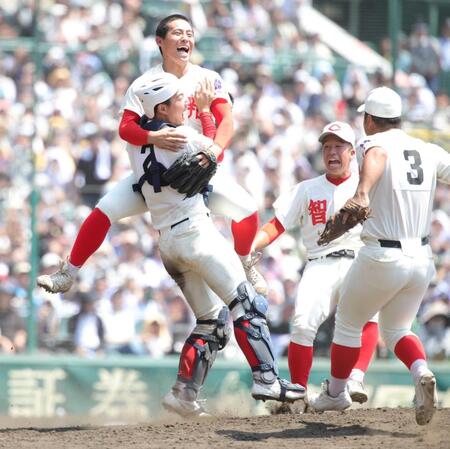 　優勝を果たし、久葉（上）と抱き合って喜ぶ智弁和歌山・山田（撮影・坂部計介）
